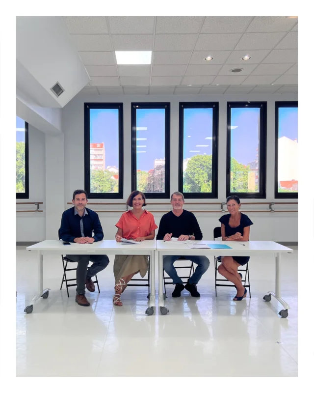| ETXEPARE | 

Le CCN Malandain Ballet Biarritz, son Pôle Chorégraphique Territorial et l’Institut Etxepare, unissent leurs forces pour soutenir les artistes du Pays Basque.
 
Irene Larraza, directrice de l’Institut basque Etxepare, et Yves Kordian, directeur délégué du CCN Malandain Ballet Biarritz ont signé une convention de coopération pour le renforcement et le rayonnement de la création chorégraphique basque dans la francophonie.
Première action commune, l’organisation d’un temps fort intitulé Saut de basque, réunissant des compagnies basques programmées tout au long du festival Le Temps d’Aimer la Danse qui se tiendra du 5 au 15 septembre prochain ainsi qu’une rencontre réunissant tous les acteurs du secteur chorégraphique, les élus, les journalistes et les programmateurs, le 6 septembre au Salon Diane du Casino Municipal de Biarritz.
Cette collaboration s’inscrit dans le cadre du projet Ça colle au basque, un dispositif plus large porté par l'Institut basque Etxepare qui a pour objectif de renforcer la diffusion de la culture basque sous toutes ses formes dans l’espace francophone.
 
Rendez-vous en septembre !
letempsdaimer.com

@etxepareinst