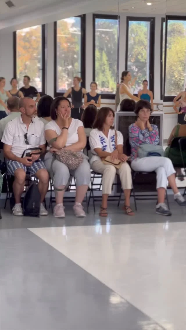 | VISITE GUIDÉE : Biarritz, ville de danse ✨ | 

Dans le cadre des visites guidées organisées par l’Office de Tourisme de Biarritz, le Malandain Ballet Biarritz a accueilli une quinzaine de personnes dans ses locaux. 

L’occasion d’assister à la classe des danseurs et d’échanger avec l’équipe du Ballet. 

🗓️ Prochaines visites et réservations sur le site de @destination_biarritz : http://bit.ly/47He8Yi

#malandainballetbiarritz #balletbiarritz #biarritz #ville2biarritz